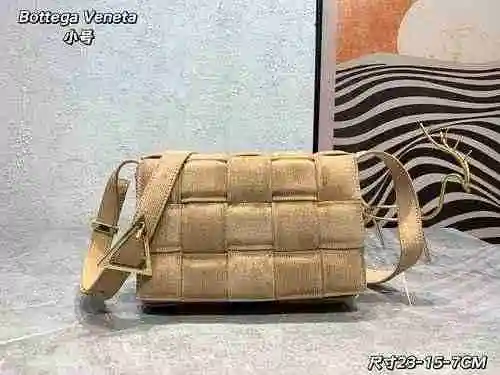 El bolso cruzado está hecho de cuero original importado de primer nivel y una versión réplica de alt