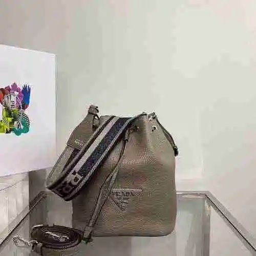 PRADA Prada Bucket Bag está hecho de cuero original importado de primer nivel y una versión réplica 