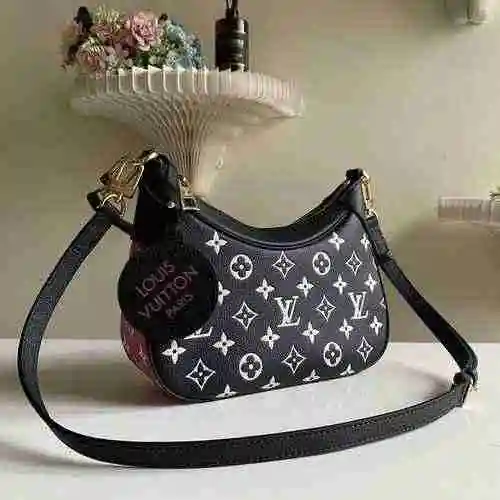 El bolso cruzado está hecho de cuero original importado de primer nivel y una versión réplica de alt