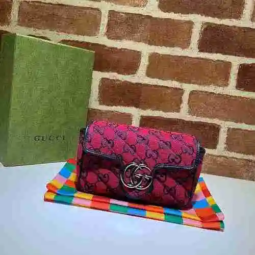 El bolso con cadena GUCCI está hecho de material de lona importado, con una bolsa de regalo de entre
