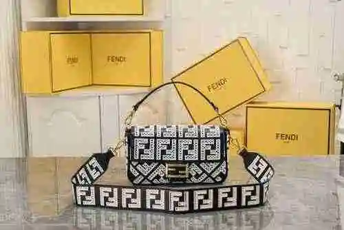 FENDI El bolso cruzado Fendi está hecho de material de lona importado, con una bolsa de regalo de en