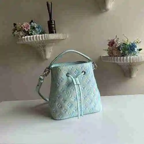 El bolso tipo cubo está hecho de cuero original importado de primer nivel y una versión réplica de a