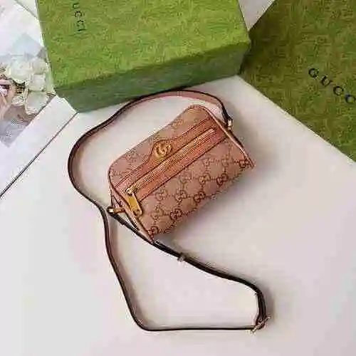 El bolso bandolera GUCCI Gucci está hecho de material de lona importado con una bolsa de regalo de e