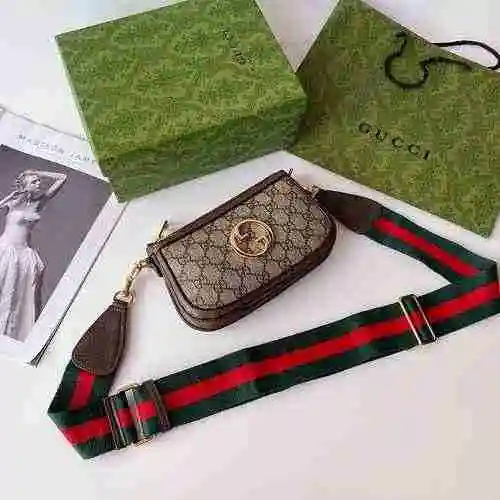 El bolso bandolera GUCCI Gucci está hecho de material de lona importado con una bolsa de regalo de e