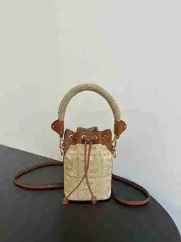 Fendi El bolso tipo bombonera Fendi está hecho de material de lona importado, con una bolsa de regal