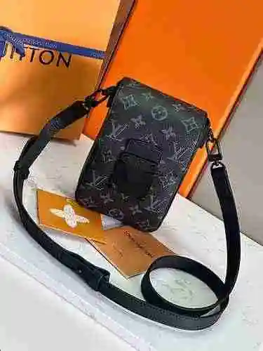 El exclusivo bolso para teléfono móvil de LV para hombre está hecho de cuero original importado de p