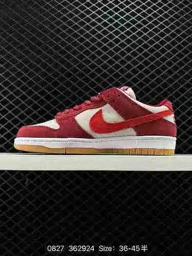 Pana con la marca 2 Skate Like a Girl x Nike SB Dunk Low Co. Este zapato presenta una combinación de