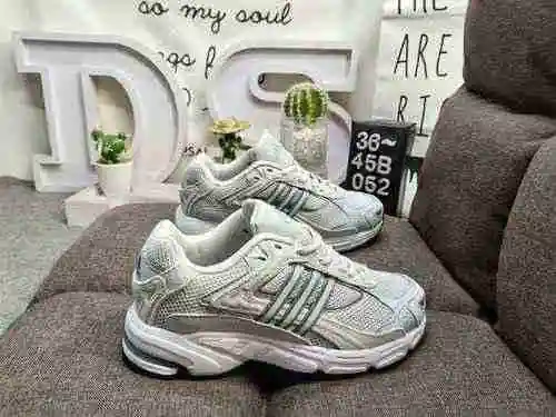 052D] Men's and women's shoes are made in a true half size system # Original last development versio