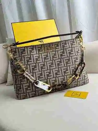 FENDI El bolso Fendi adopta una versión de réplica de alta gama de cuero original importado de prime