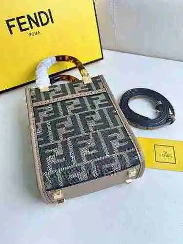 FENDI El bolso Fendi adopta una versión de réplica de alta gama de cuero original importado de prime