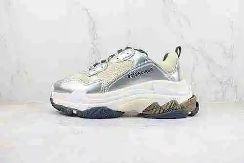 D00 | Soporte para colocación en tienda i8 Balenciaga Balenciaga Triple S con accesorios completos e
