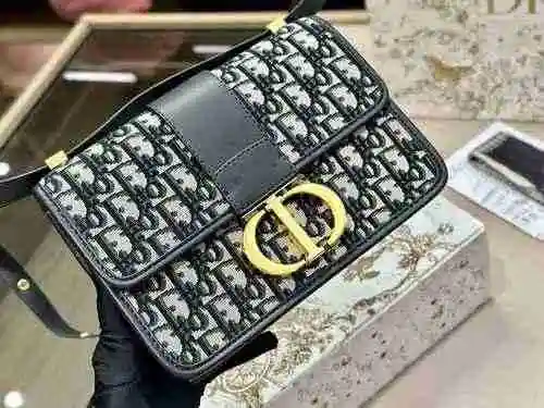 El bolso cruzado está hecho de material de lona importado, con una bolsa de regalo de entrega de alt