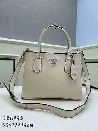 El bolso está hecho de cuero original importado de primer nivel y una réplica de alta gama para su e