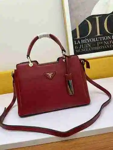 El bolso está hecho de piel de vaca original importada, con una bolsa de regalo de entrega de alta c