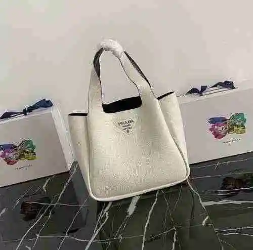 PRADA Prada Bucket Bag está hecho de cuero original importado de primer nivel y una versión réplica 