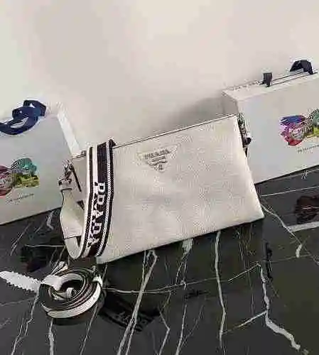 PRADA El bolso cruzado diagonal con correa para el hombro Prada está hecho de cuero original importa