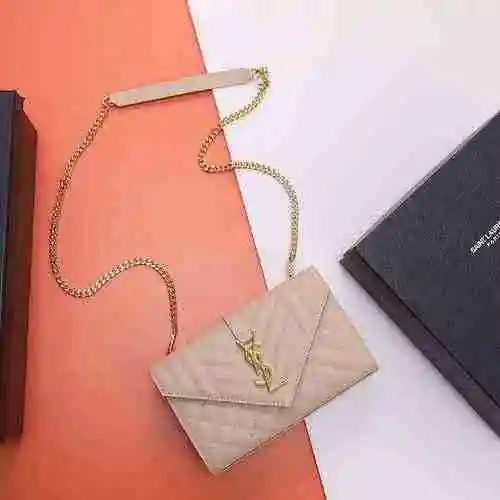 El bolso con cadena YSL Saint Laurent adopta una versión de alta gama de cuero original importado de