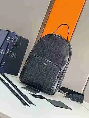 La mochila DIOR Dior para hombre está hecha de cuero original importado de primer nivel y una versió