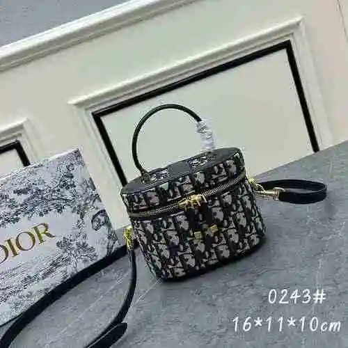 La bolsa de maquillaje DIOR Dior está hecha de material de lona importado, con una bolsa de regalo d