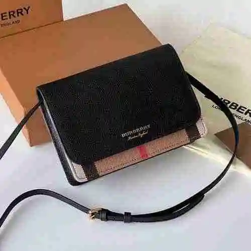 La mochila diagonal de Burberry está hecha de material de lona importado con una bolsa de regalo de 