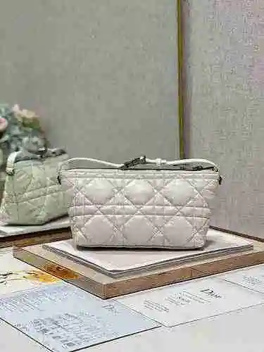 DIOR Dior Handheld Bag adopta cuero original importado de primera calidad y una versión de réplica d