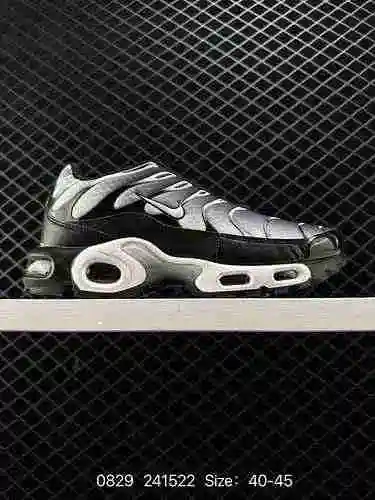 La nueva unidad de vapor Nike Air Vapormax PlusTM es versátil en calzado deportivo informal para cor