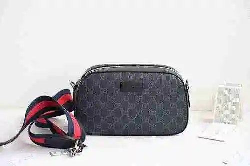 El bolso bandolera GUCCI Gucci está hecho de material de lona importado con una bolsa de regalo de e