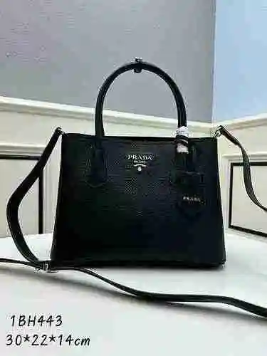 El bolso está hecho de cuero original importado de primer nivel y una réplica de alta gama para su e