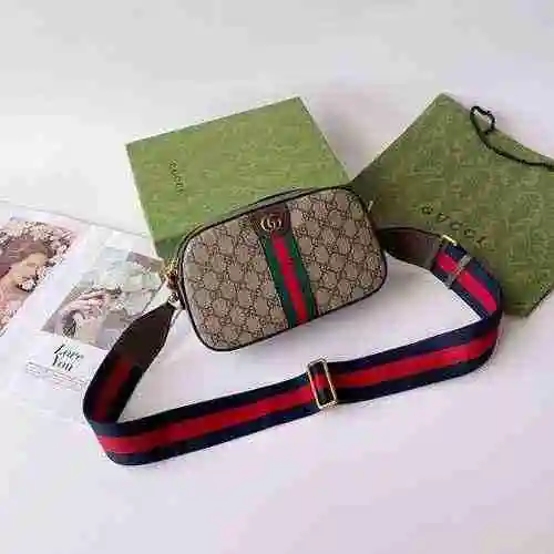 El bolso bandolera GUCCI Gucci está hecho de material de lona importado con una bolsa de regalo de e