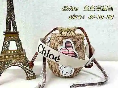La bolsa tejida de paja está hecha de material tejido de paja importado, con una bolsa de regalo de 