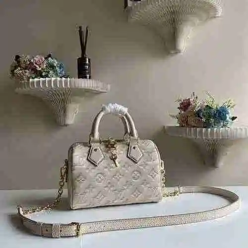 El bolso está hecho de cuero original importado de primer nivel y una réplica de alta gama para su e