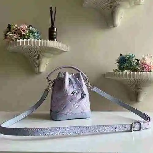La bolsa tipo cubo adopta cuero original importado de alto nivel y una versión réplica de alta gama 