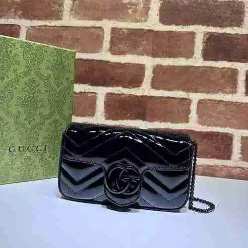 El bolso con cadena GUCCI está hecho de material de lona importado, con una bolsa de regalo de entre