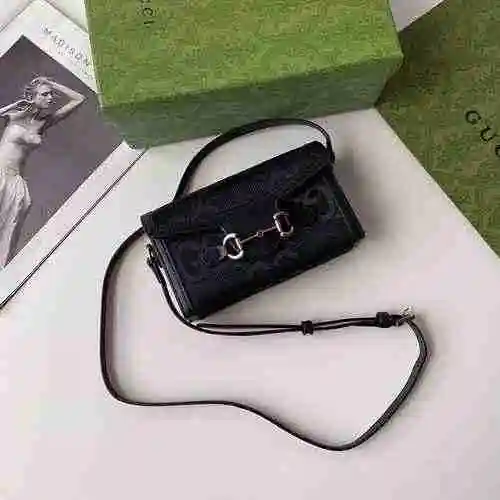 El bolso bandolera GUCCI Gucci está hecho de material de lona importado con una bolsa de regalo de e