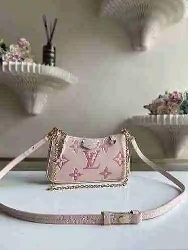 El bolso cruzado está hecho de cuero original importado de primer nivel y una versión réplica de alt