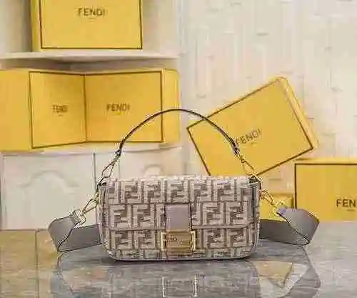 FENDI Fendi Stick Bag está hecho de material de lona importado con una bolsa de regalo de entrega de