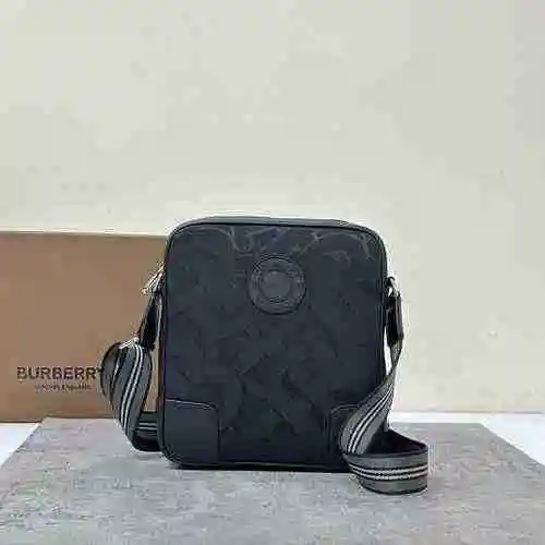 El bolso cruzado para hombre de Burberry está hecho de cuero original importado de primera calidad y