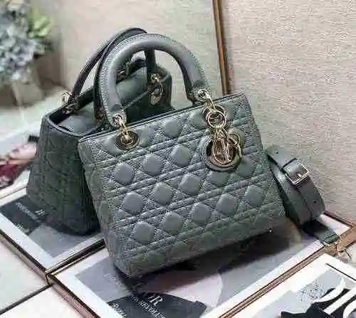 El bolso DIOR Dior está hecho de cuero original importado de primera calidad y una versión réplica d