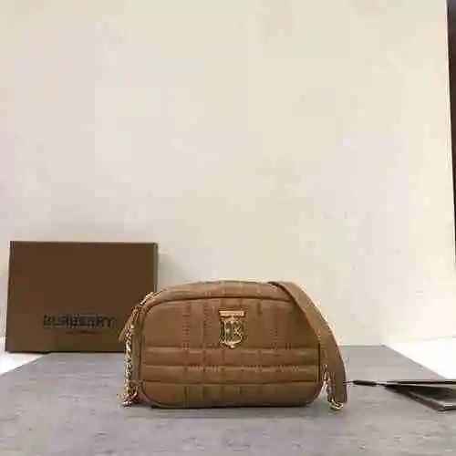 Burberry Chain Bag está hecho de cuero original importado de primer nivel y una versión réplica de a
