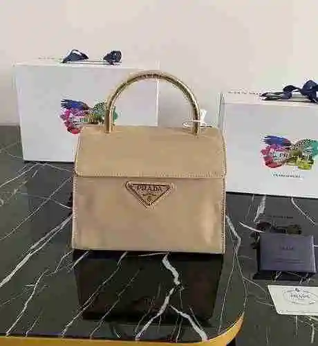 PRADA El bolso Prada está hecho de material de lona importado, con una bolsa de regalo de entrega de