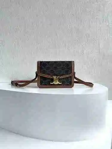 El bolso cruzado está hecho de piel de vaca original importada, con una bolsa de regalo de entrega d