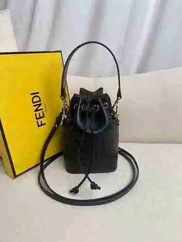 FENDI El bolso tipo cubo Fendi adopta una versión de réplica de alta gama de cuero original importad