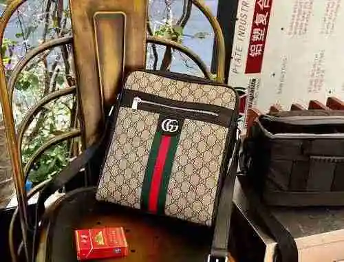 Bolso bandolera GUCCI Gucci para hombre hecho de material de lona importado, bolsa de regalo con ent