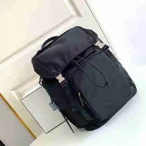 PRADA La mochila exclusiva para hombre de Prada está hecha de cuero original importado de primer niv