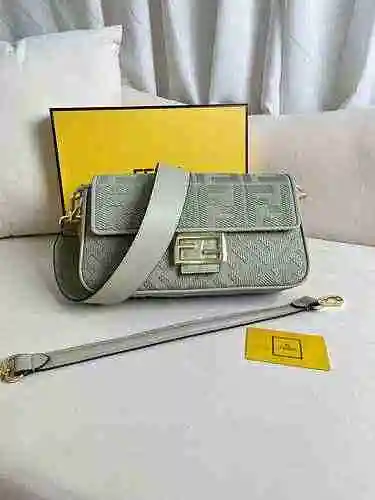 FENDI El bolso cruzado Fendi adopta una versión de réplica de alta gama de cuero original importado 