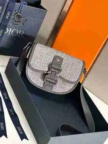 El bolso bandolera DIOR Dior para hombre está hecho de cuero original importado de primer nivel y un