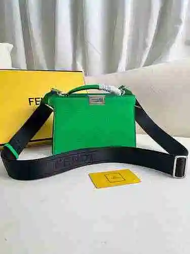 FENDI El bolso cruzado Fendi adopta una versión de réplica de alta gama de cuero original importado 