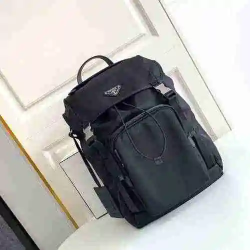 PRADA La mochila exclusiva para hombre de Prada está hecha de cuero original importado de primer niv