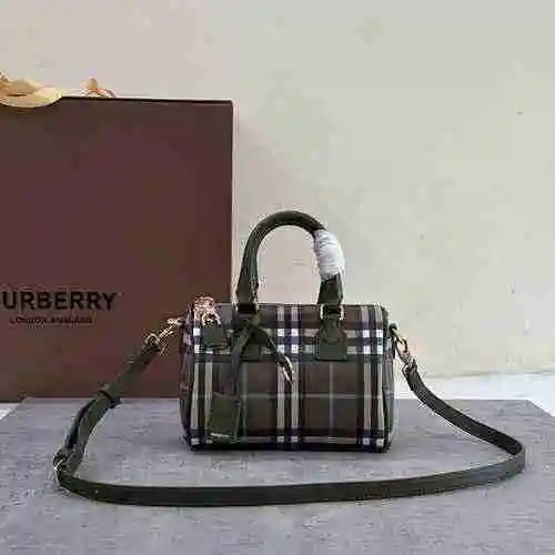 Burberry Pillow Bag está hecho de cuero original importado de primer nivel y una versión réplica de 