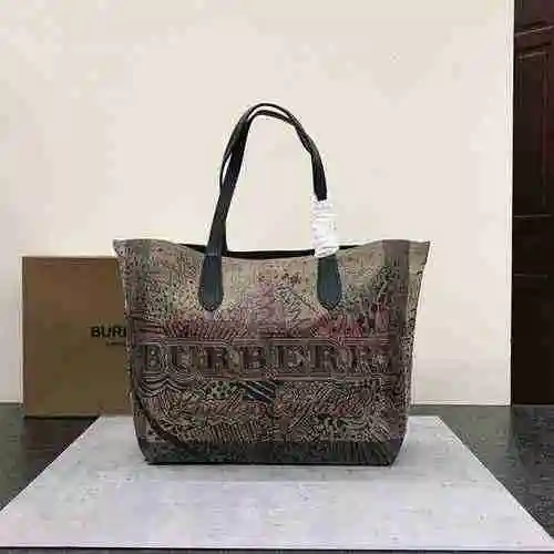 El bolso de hombro Burberry está hecho de cuero original importado de primer nivel y una versión rép